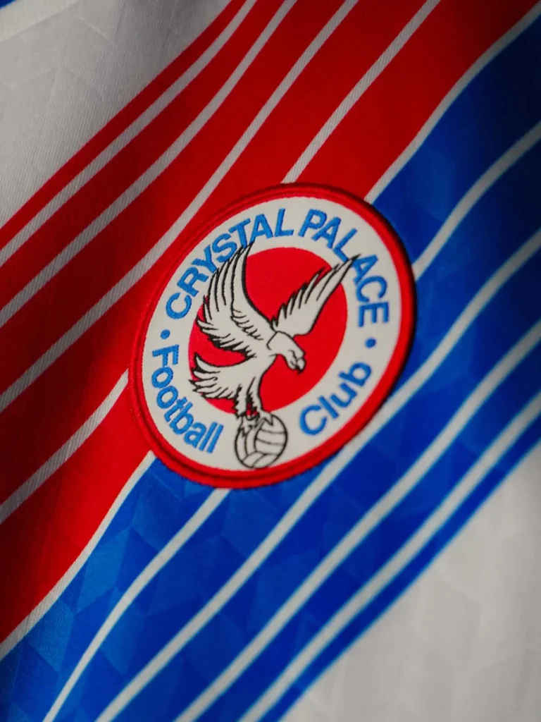 El Crystal Palace recupera su icónica banda diagonal en las camisetas 2026-2027