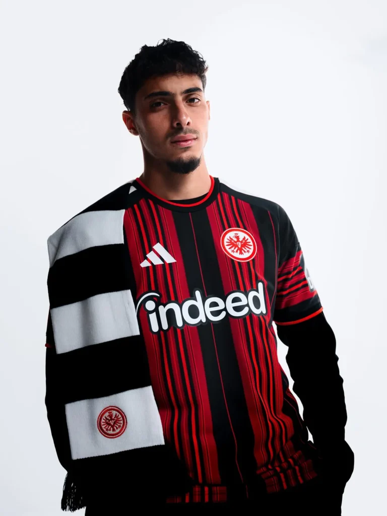 El Eintracht Frankfurt homenajea a la ciudad y al club en sus camisetas 2026-2027