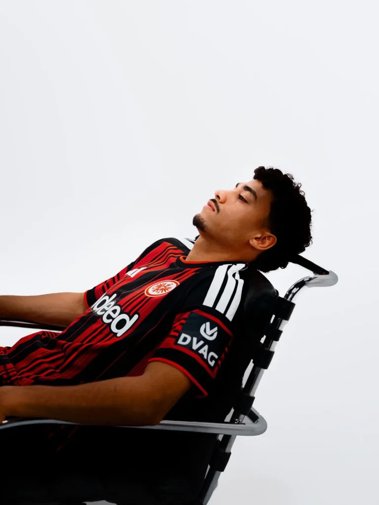 El Eintracht Frankfurt homenajea a la ciudad y al club en sus camisetas 2026-2027