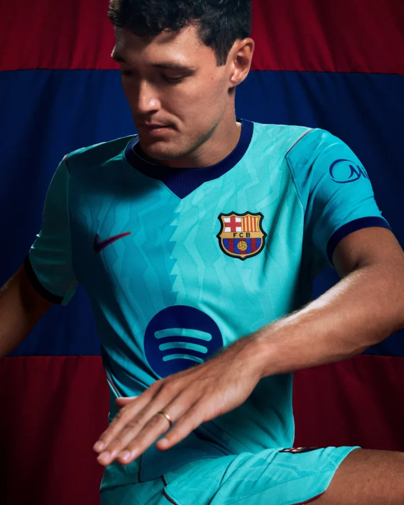 La tercera camiseta del FC Barcelona 2026-2027 es turquesa y mira a los noventa