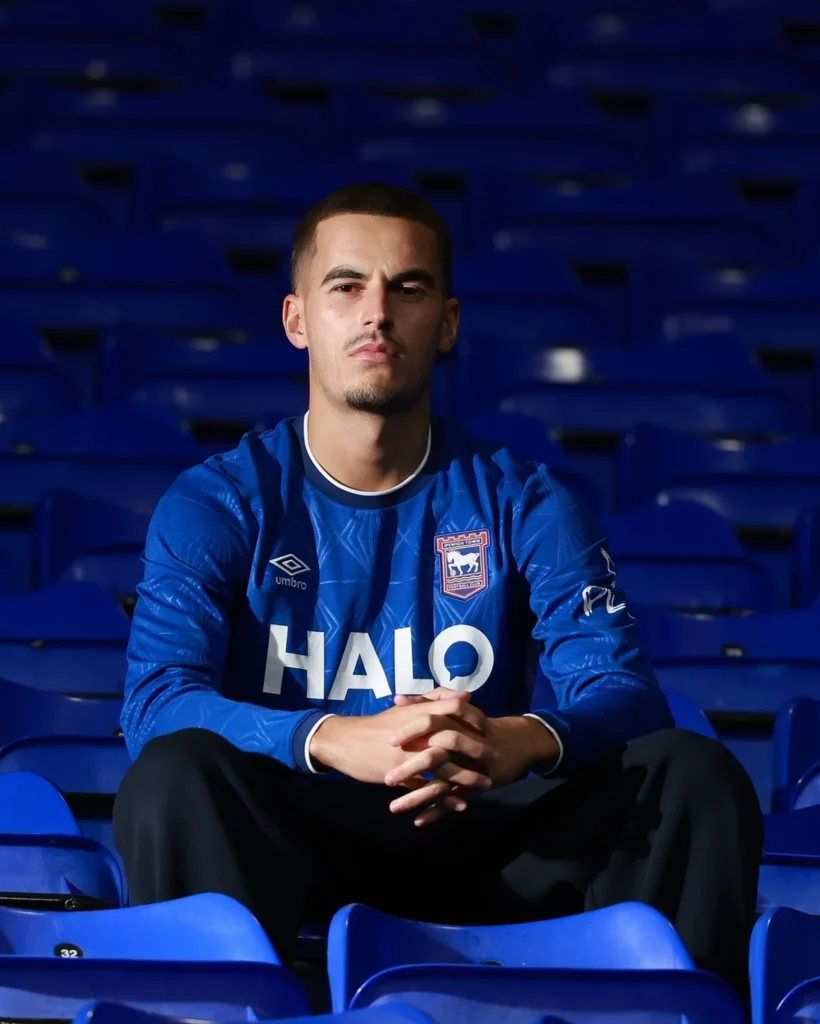 El Ipswich Town rinde homenaje a Portman Road y a su clásico de 1996 con sus camisetas 2026-2027