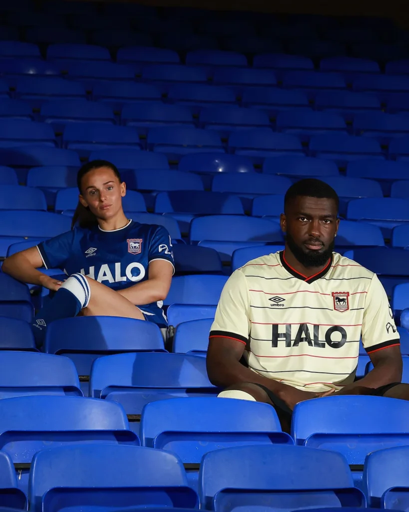 El Ipswich Town rinde homenaje a Portman Road y a su clásico de 1996 con sus camisetas 2026-2027