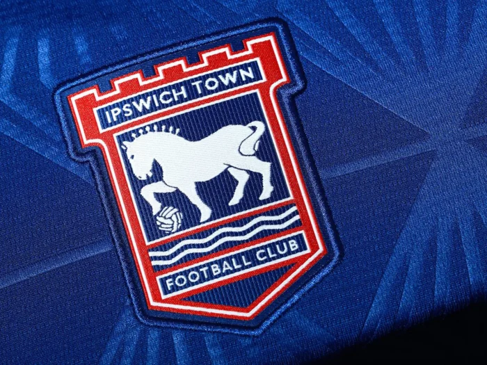El Ipswich Town rinde homenaje a Portman Road y a su clásico de 1996 con sus camisetas 2026-2027