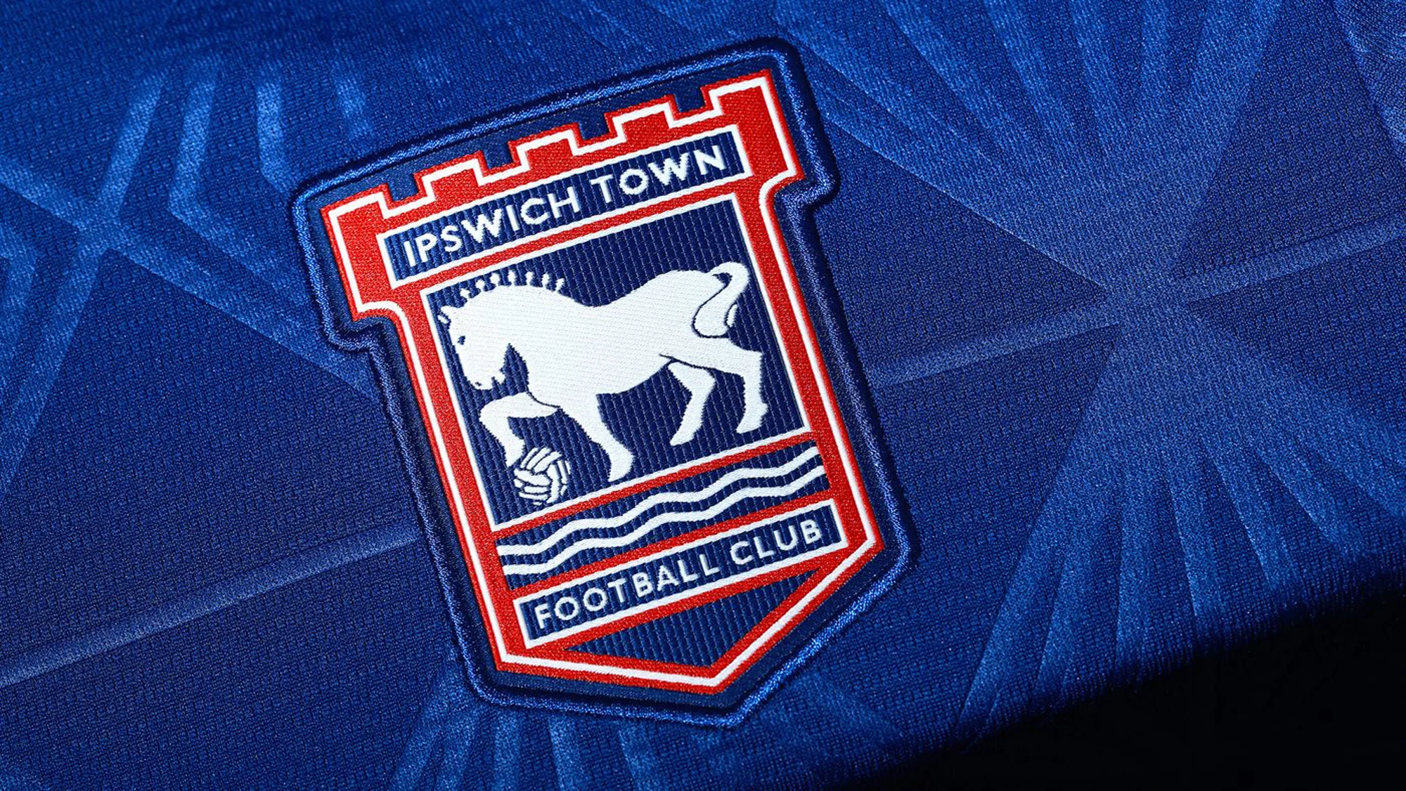 El Ipswich Town rinde homenaje a Portman Road y a su clásico de 1996 con sus camisetas 2026-2027