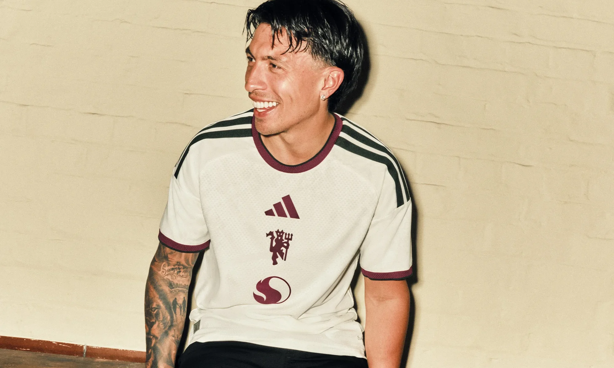 El Manchester United presenta su tercera camiseta 2026-2027 como homenaje a Mánchester