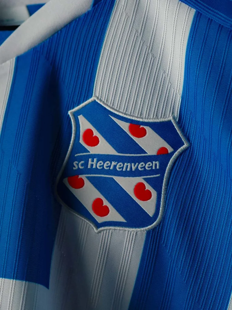 El sc Heerenveen presenta sus camisetas 2026-2027 con la historia frisona como hilo conductor