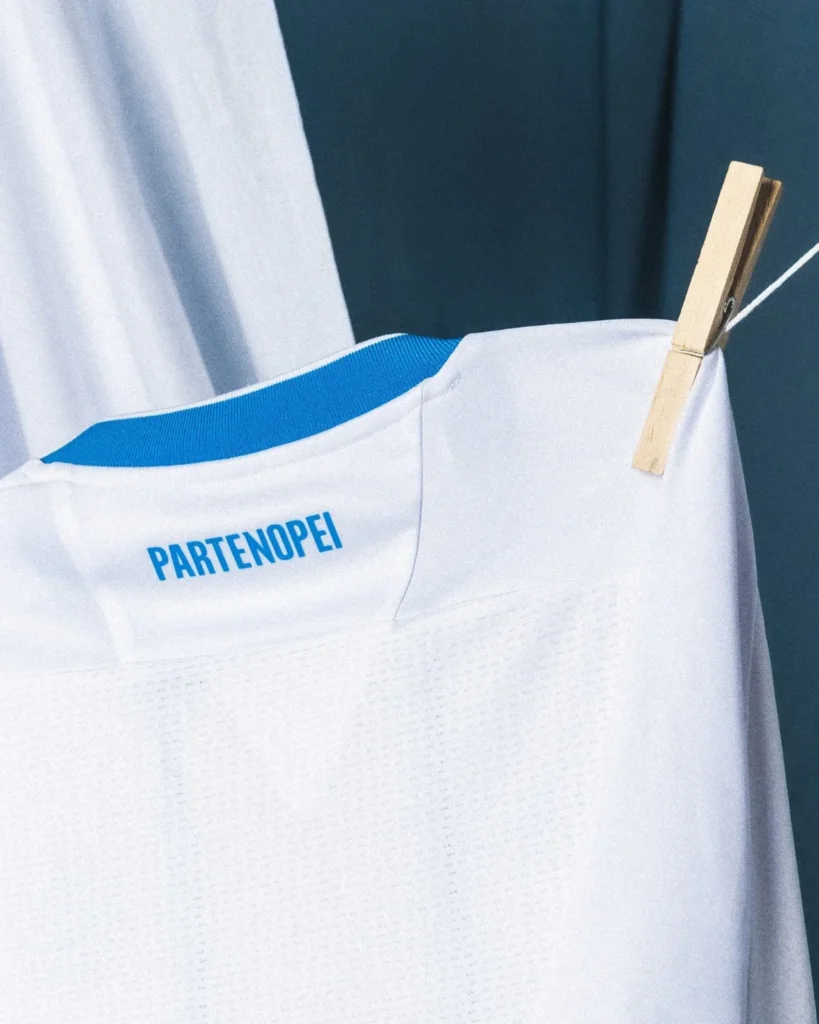 El Napoli celebra su centenario con tres camisetas 2026-2027 de EA7 llenas de historia