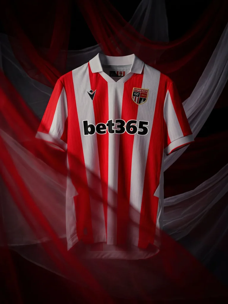 Stoke City estrena escudo en sus camisetas 2026-2027 de Macron, con guiño al Spitfire