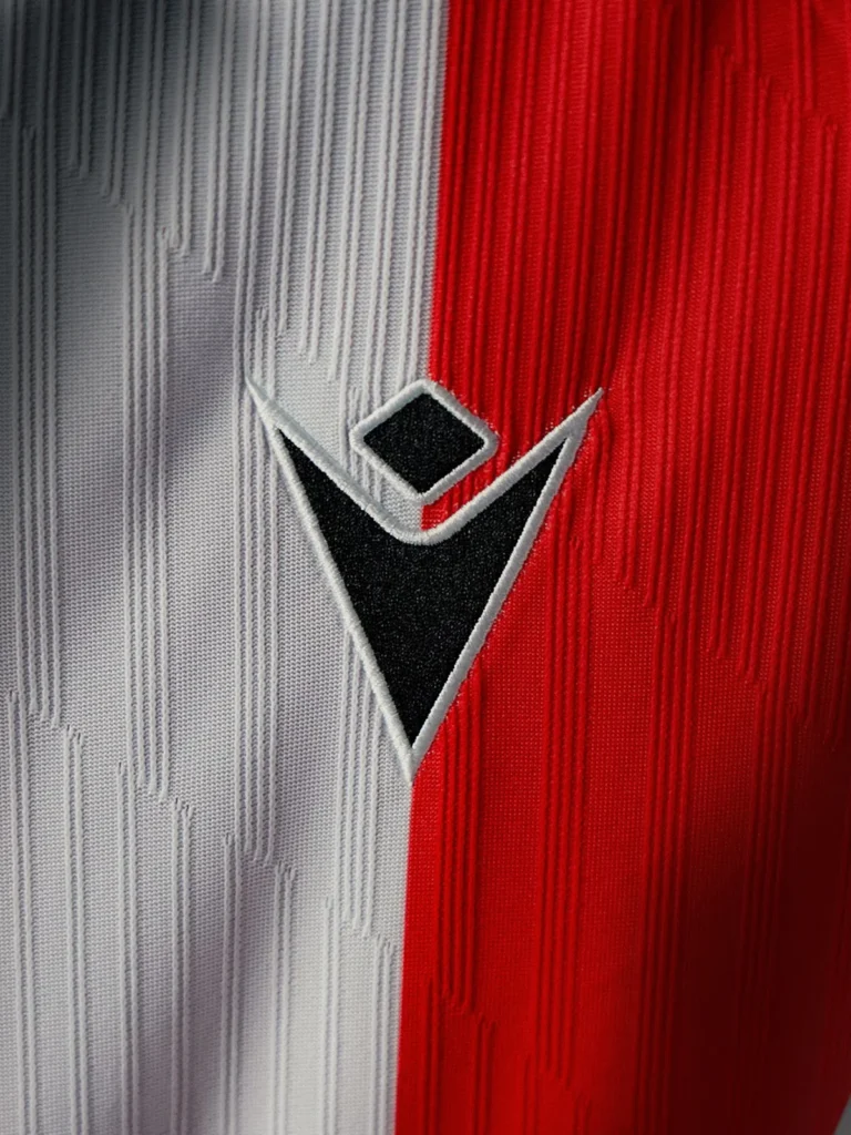 Stoke City estrena escudo en sus camisetas 2026-2027 de Macron, con guiño al Spitfire