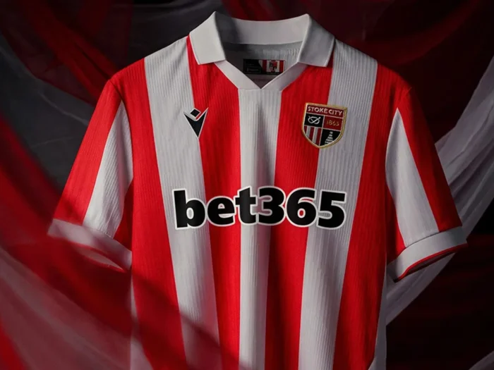 Stoke City estrena escudo en sus camisetas 2026-2027 de Macron, con guiño al Spitfire