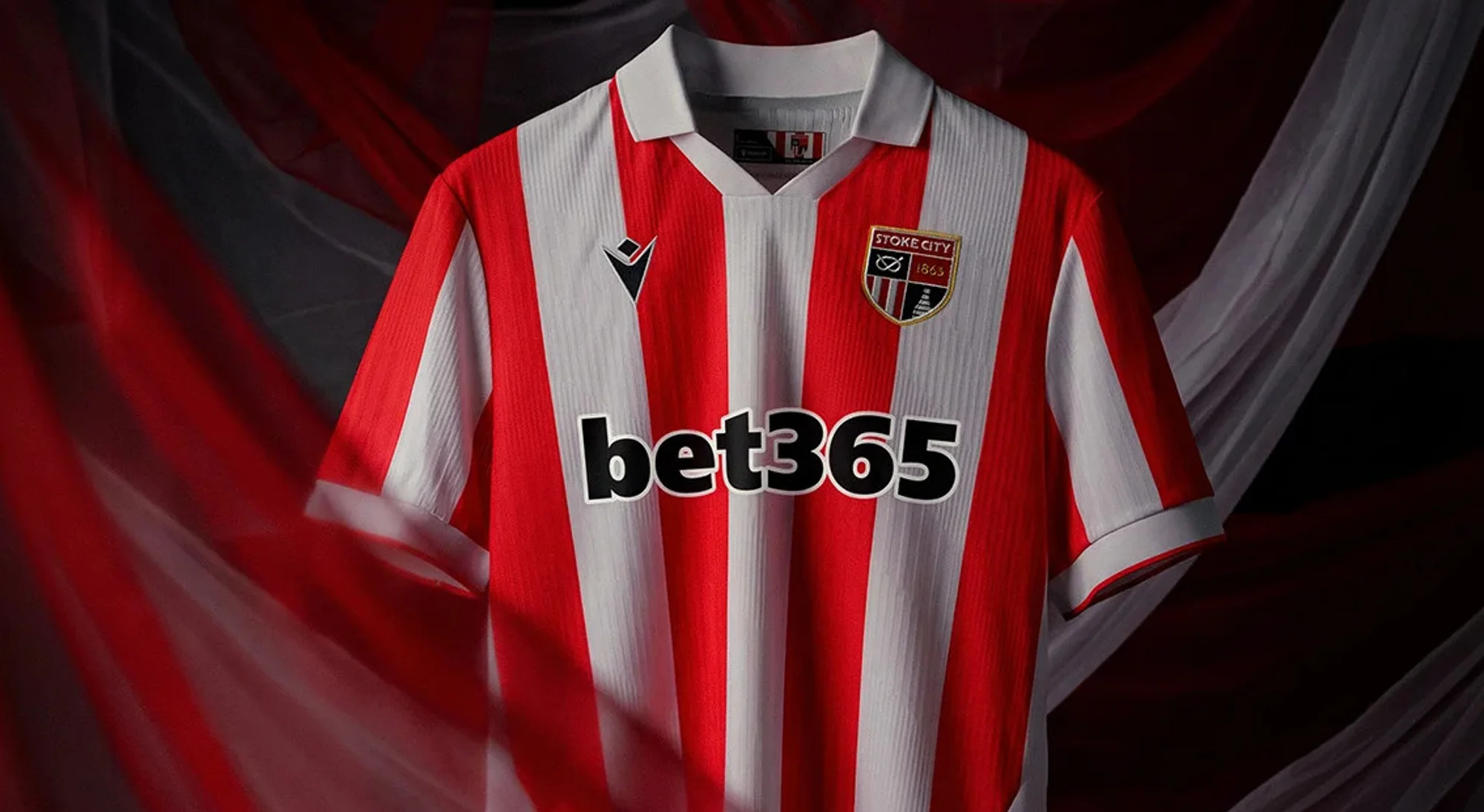 Stoke City estrena escudo en sus camisetas 2026-2027 de Macron, con guiño al Spitfire