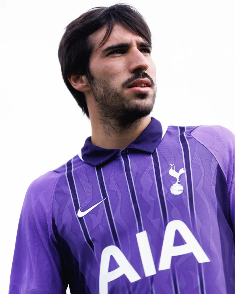 El Tottenham Hotspur presenta su tercera camiseta púrpura 2026-2027 con espíritu noventero
