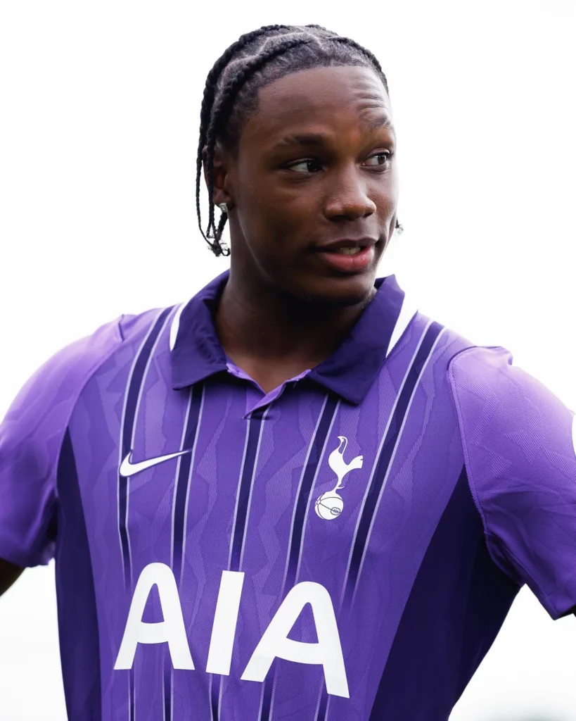El Tottenham Hotspur presenta su tercera camiseta púrpura 2026-2027 con espíritu noventero