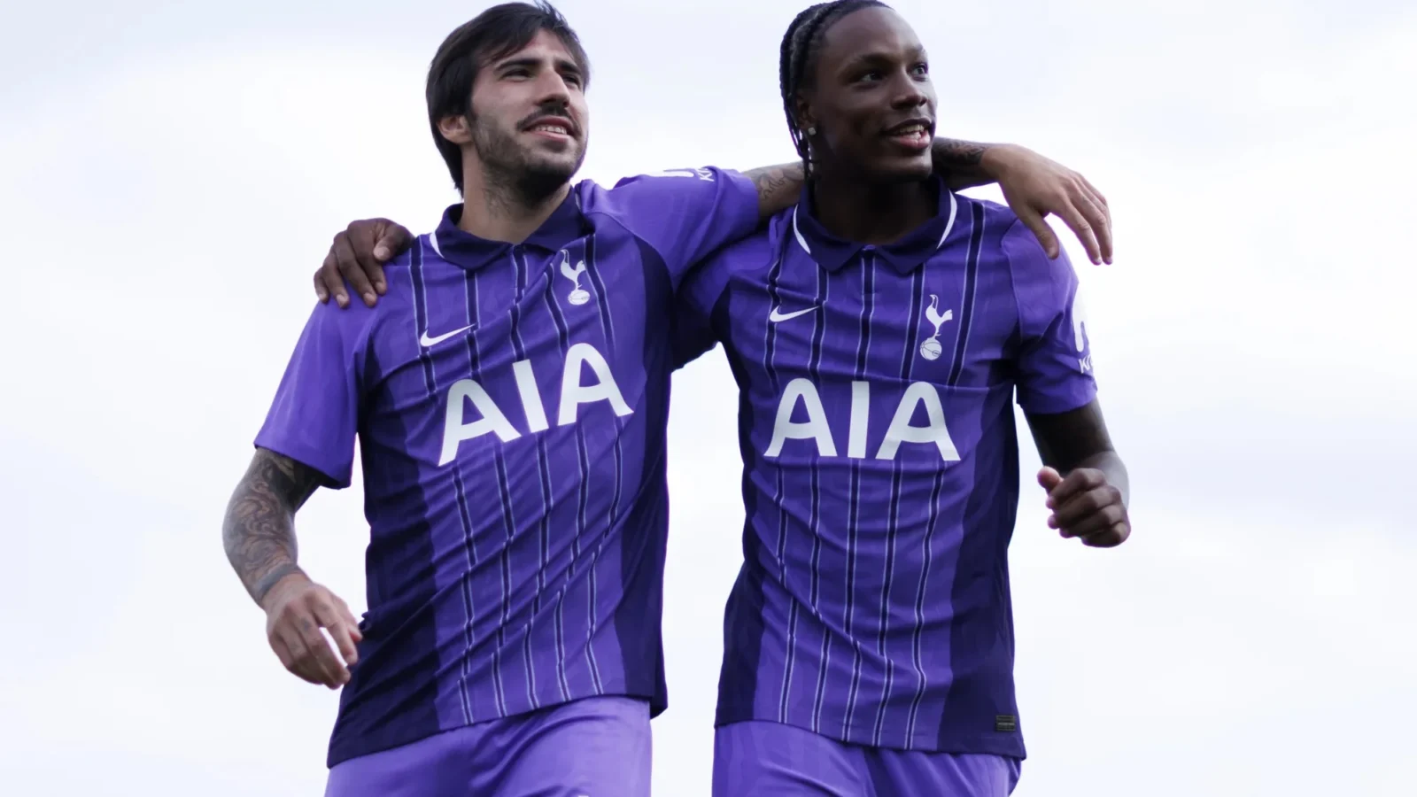 El Tottenham Hotspur presenta su tercera camiseta púrpura 2026-2027 con espíritu noventero