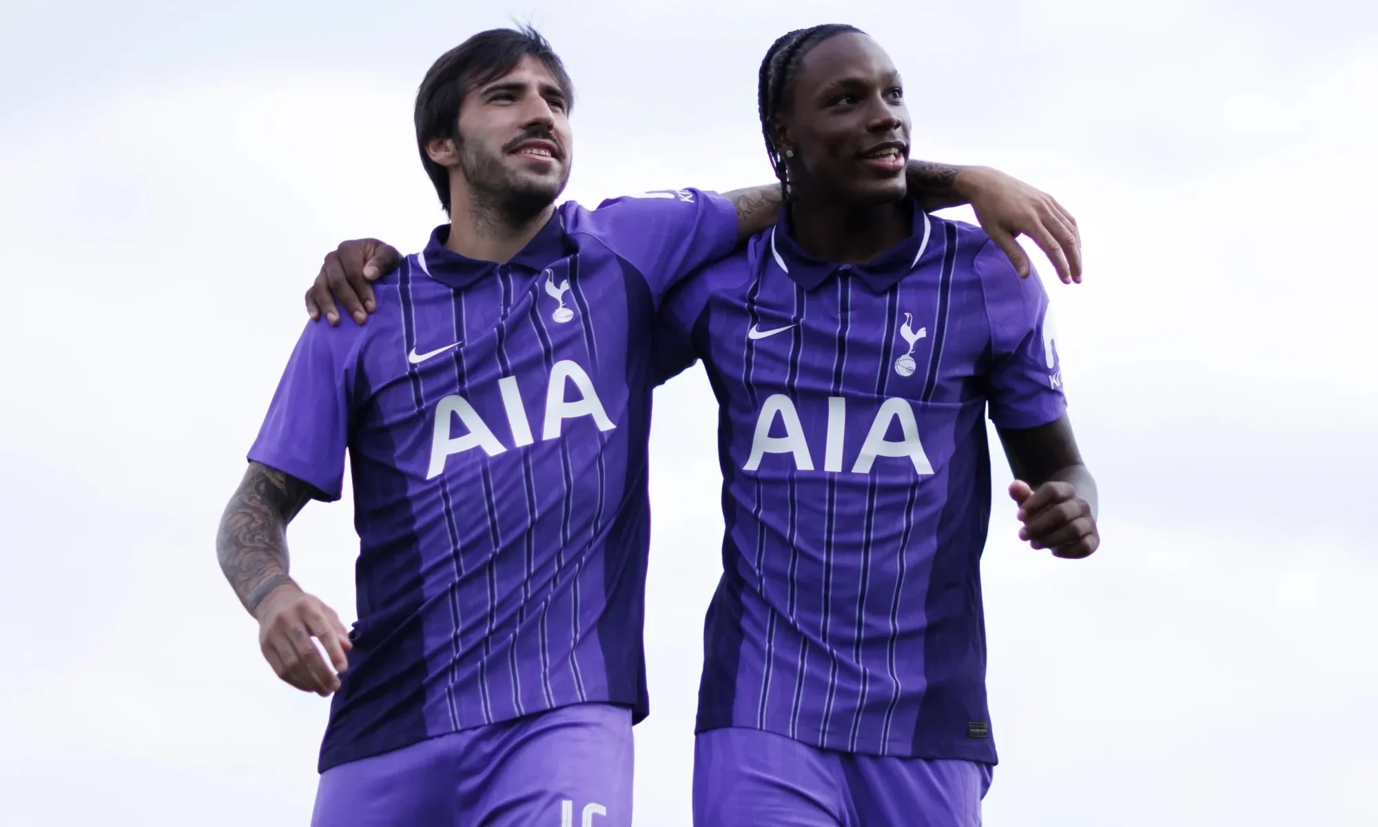 El Tottenham Hotspur presenta su tercera camiseta púrpura 2026-2027 con espíritu noventero