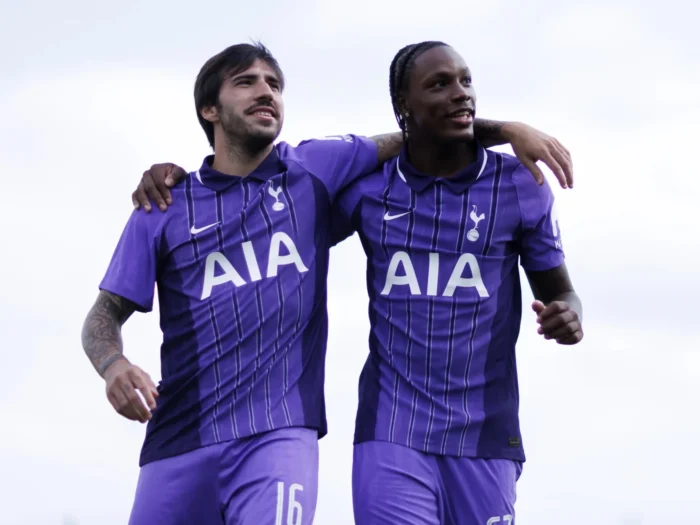 El Tottenham Hotspur presenta su tercera camiseta púrpura 2026-2027 con espíritu noventero