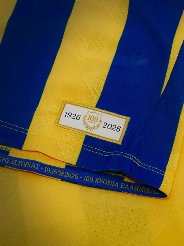 El APOEL revive su camiseta de 1973 y viste de naranja a su afición