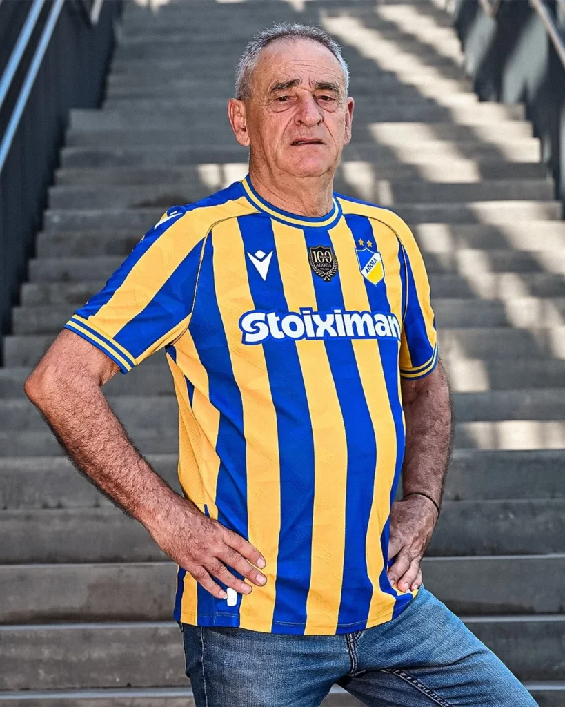 El APOEL revive su camiseta de 1973 y viste de naranja a su afición