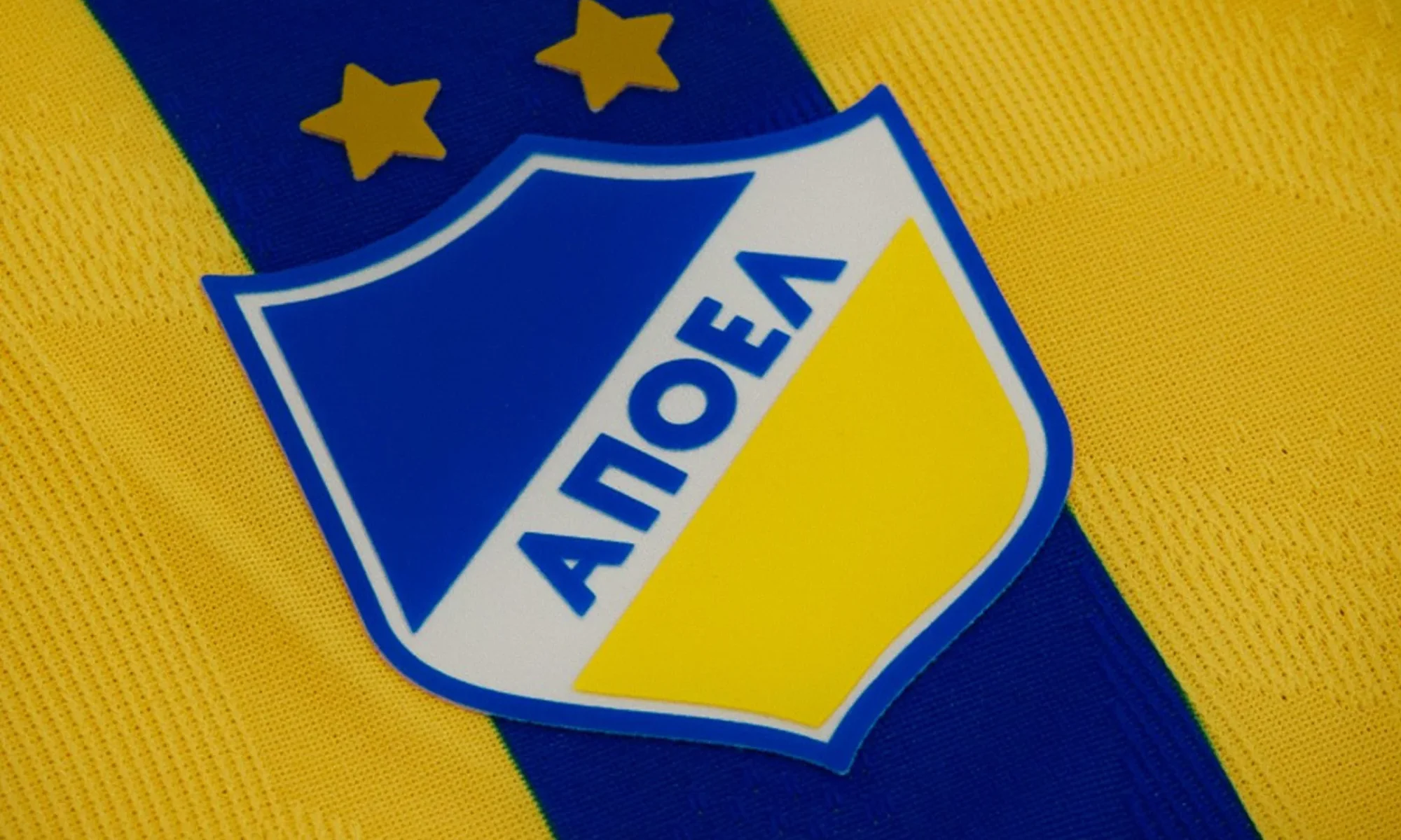 El APOEL revive su camiseta de 1973 y viste de naranja a su afición