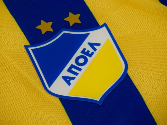 El APOEL revive su camiseta de 1973 y viste de naranja a su afición