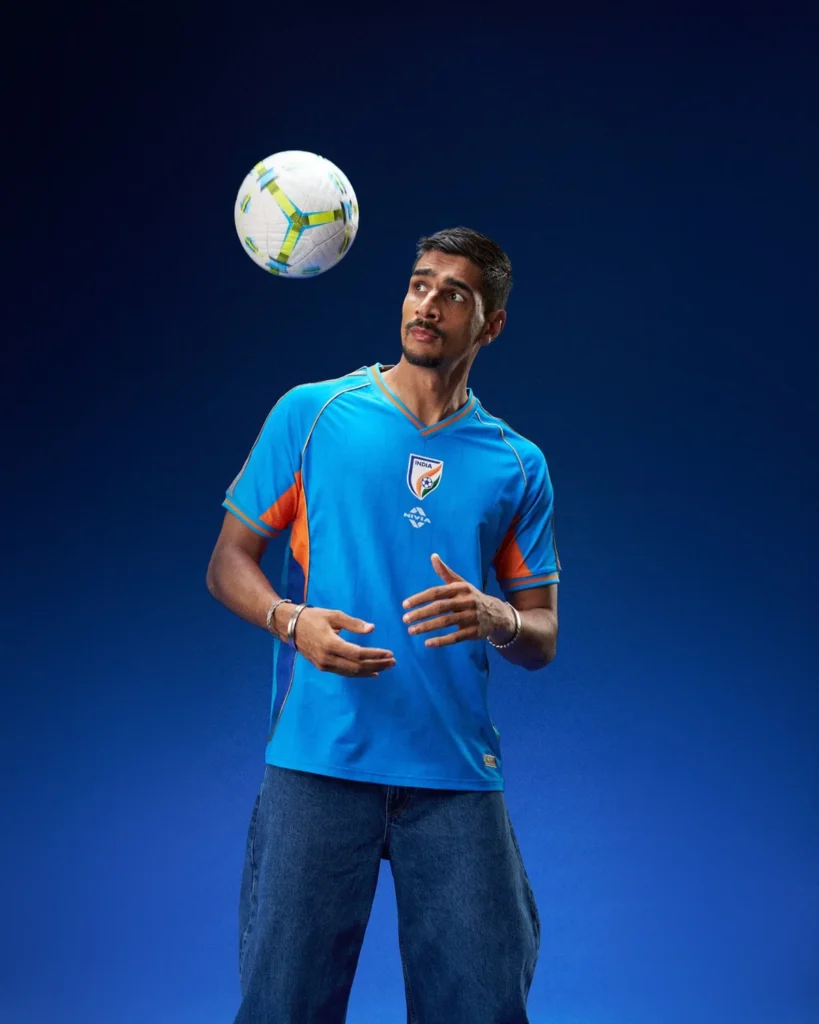India presenta sus tres camisetas 2026-2027 inspiradas en el pavo real
