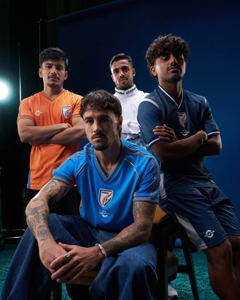 India presenta sus tres camisetas 2026-2027 inspiradas en el pavo real