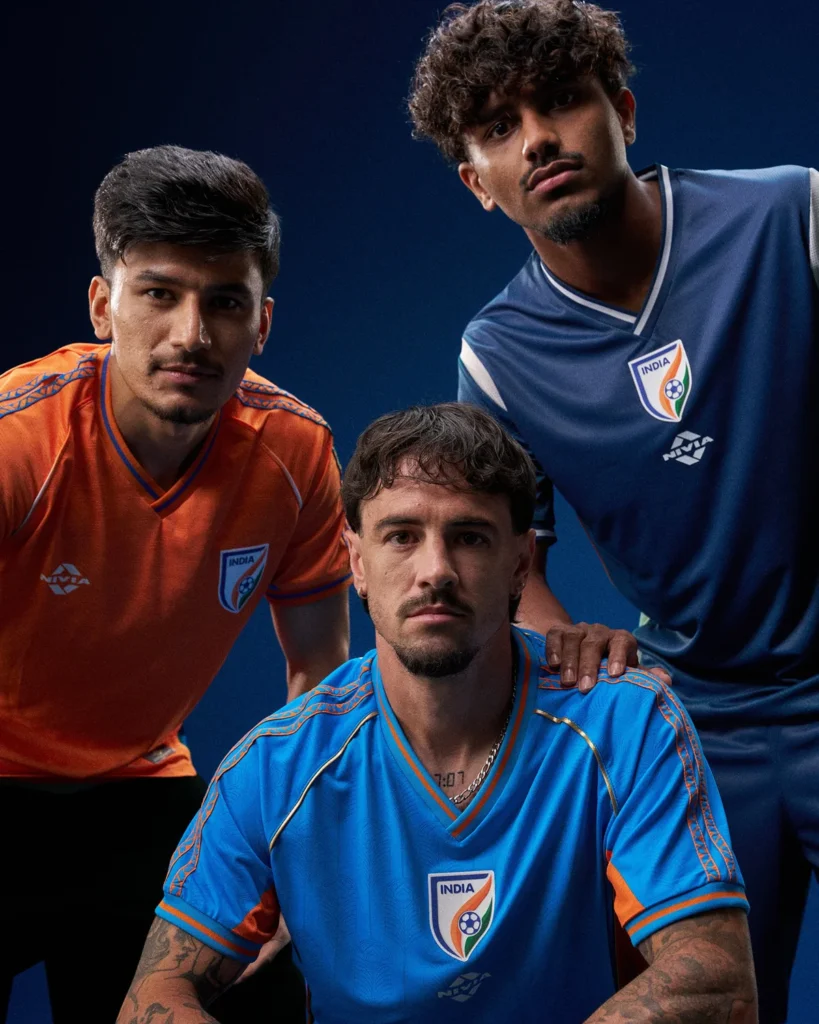 India presenta sus tres camisetas 2026-2027 inspiradas en el pavo real