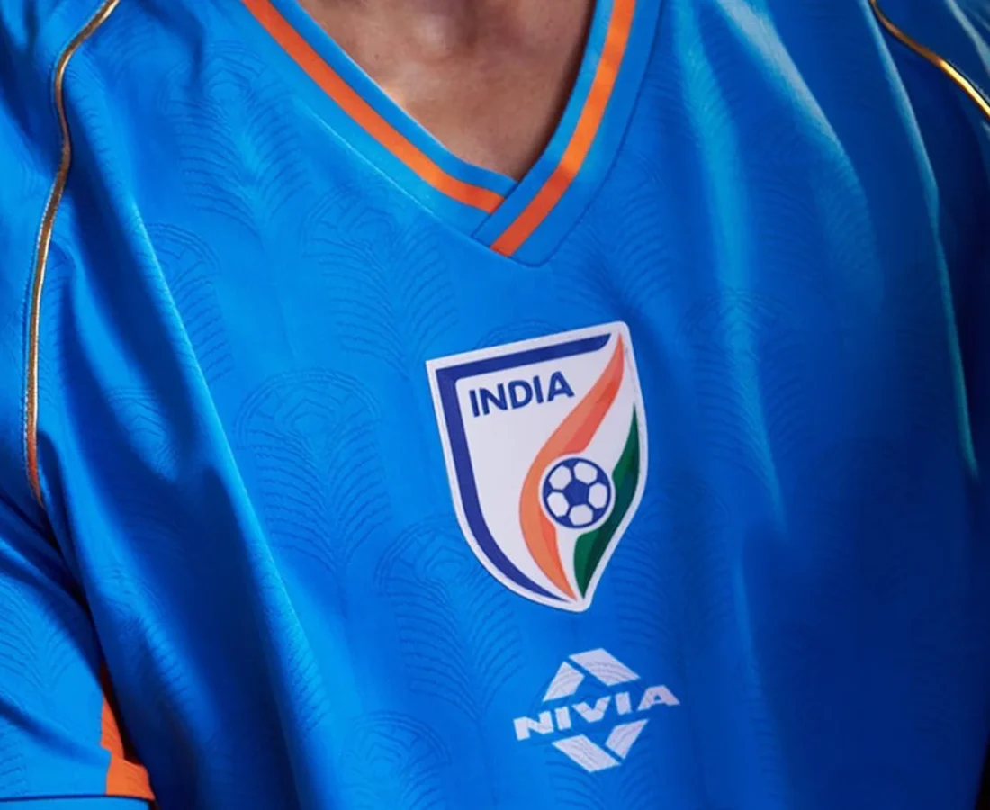 India presenta sus tres camisetas 2026-2027 inspiradas en el pavo real