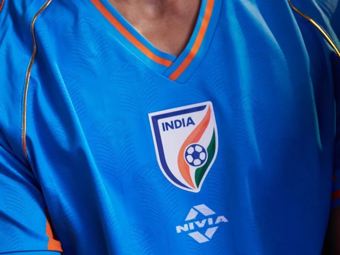 India presenta sus tres camisetas 2026-2027 inspiradas en el pavo real