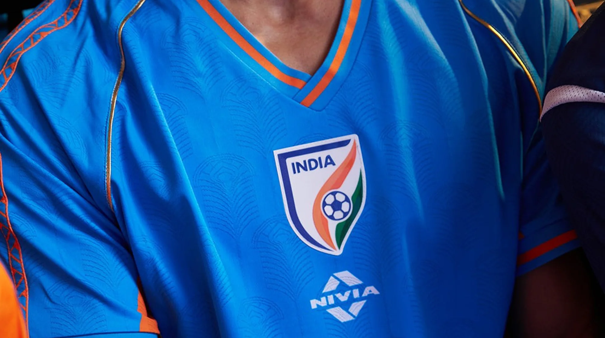 India presenta sus tres camisetas 2026-2027 inspiradas en el pavo real