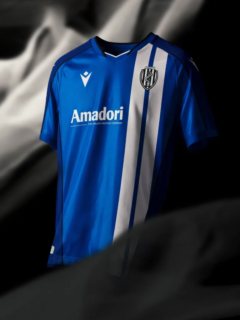La tercera camiseta del Cesena 2026-2027 rinde homenaje a 1976 y a Magdeburgo
