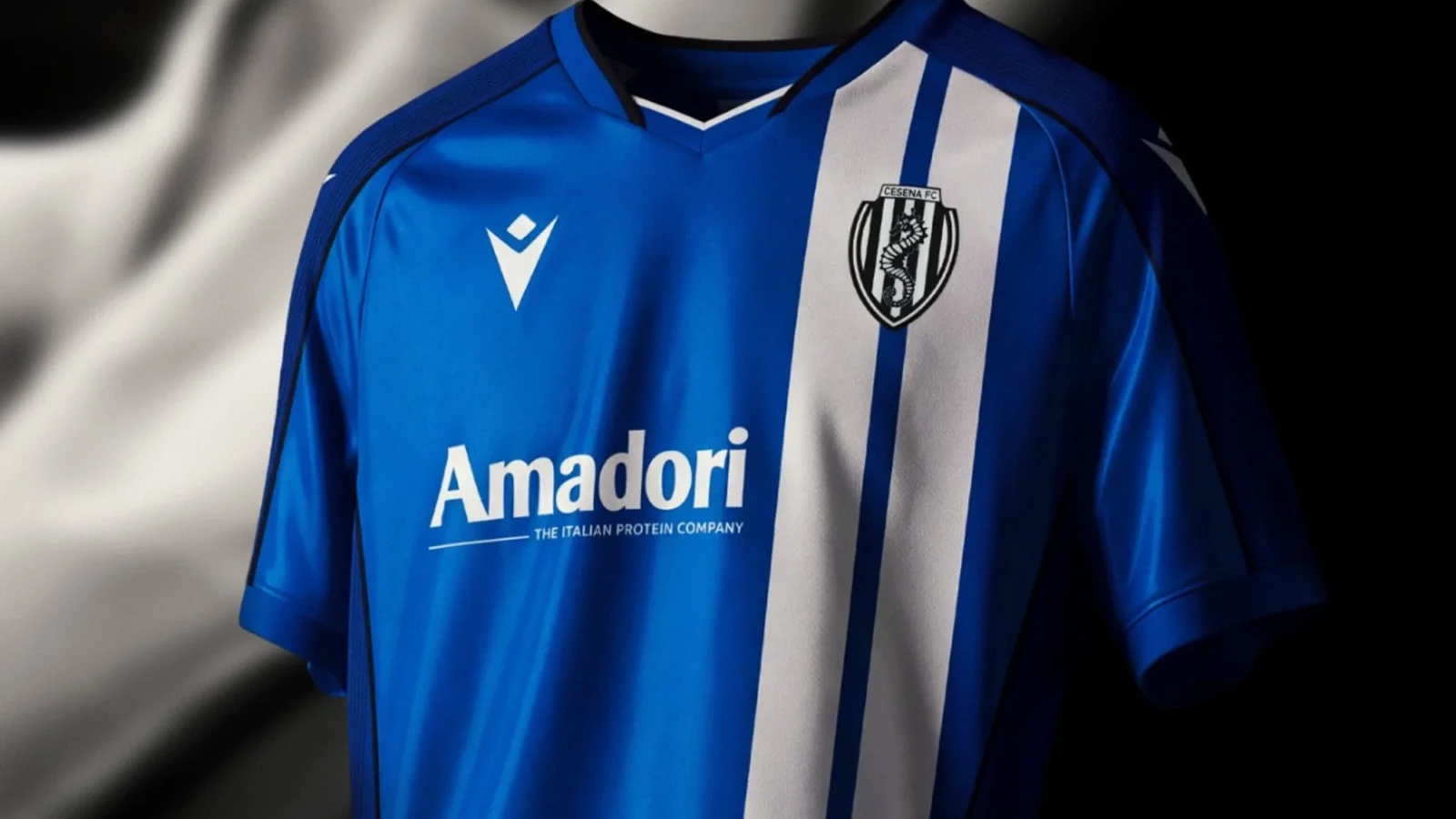 La tercera camiseta del Cesena 2026-2027 rinde homenaje a 1976 y a Magdeburgo