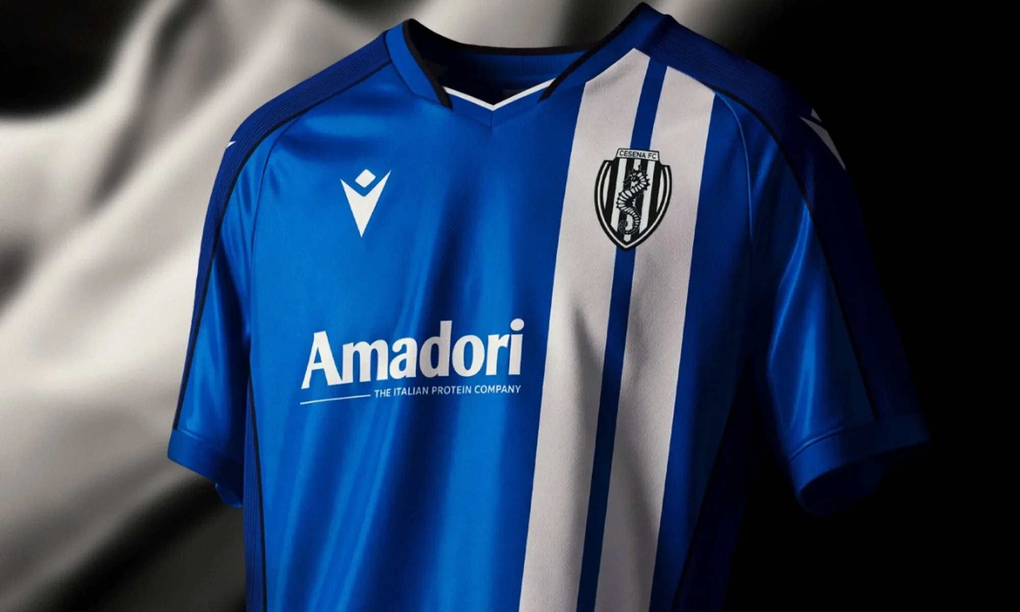 La tercera camiseta del Cesena 2026-2027 rinde homenaje a 1976 y a Magdeburgo