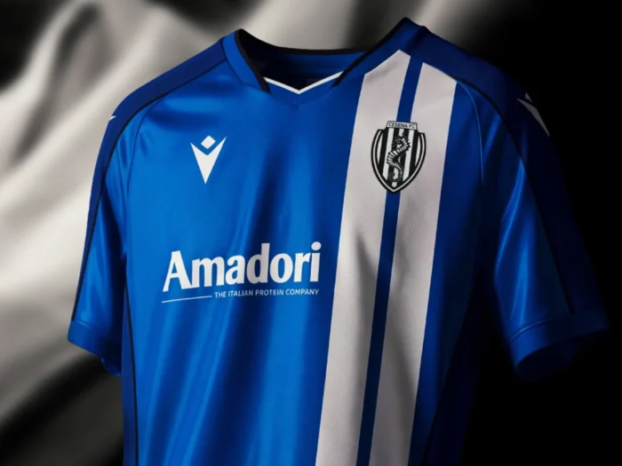 La tercera camiseta del Cesena 2026-2027 rinde homenaje a 1976 y a Magdeburgo