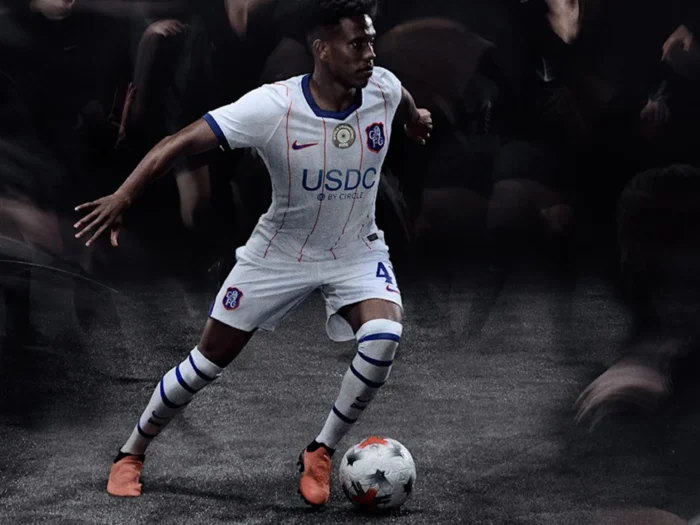 El Chelsea firma una tercera camiseta 2026-2027 con alma de los ochenta y los noventa