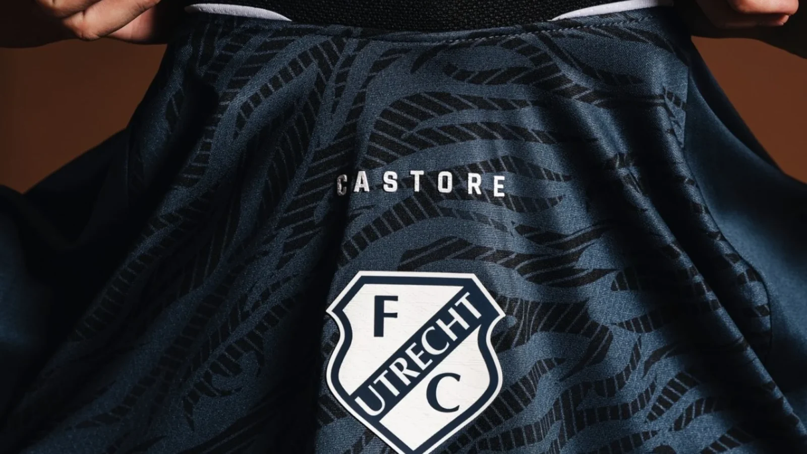 El FC Utrecht viaja a los años 90, al tigre y al grafiti en sus camisetas 2026-2027
