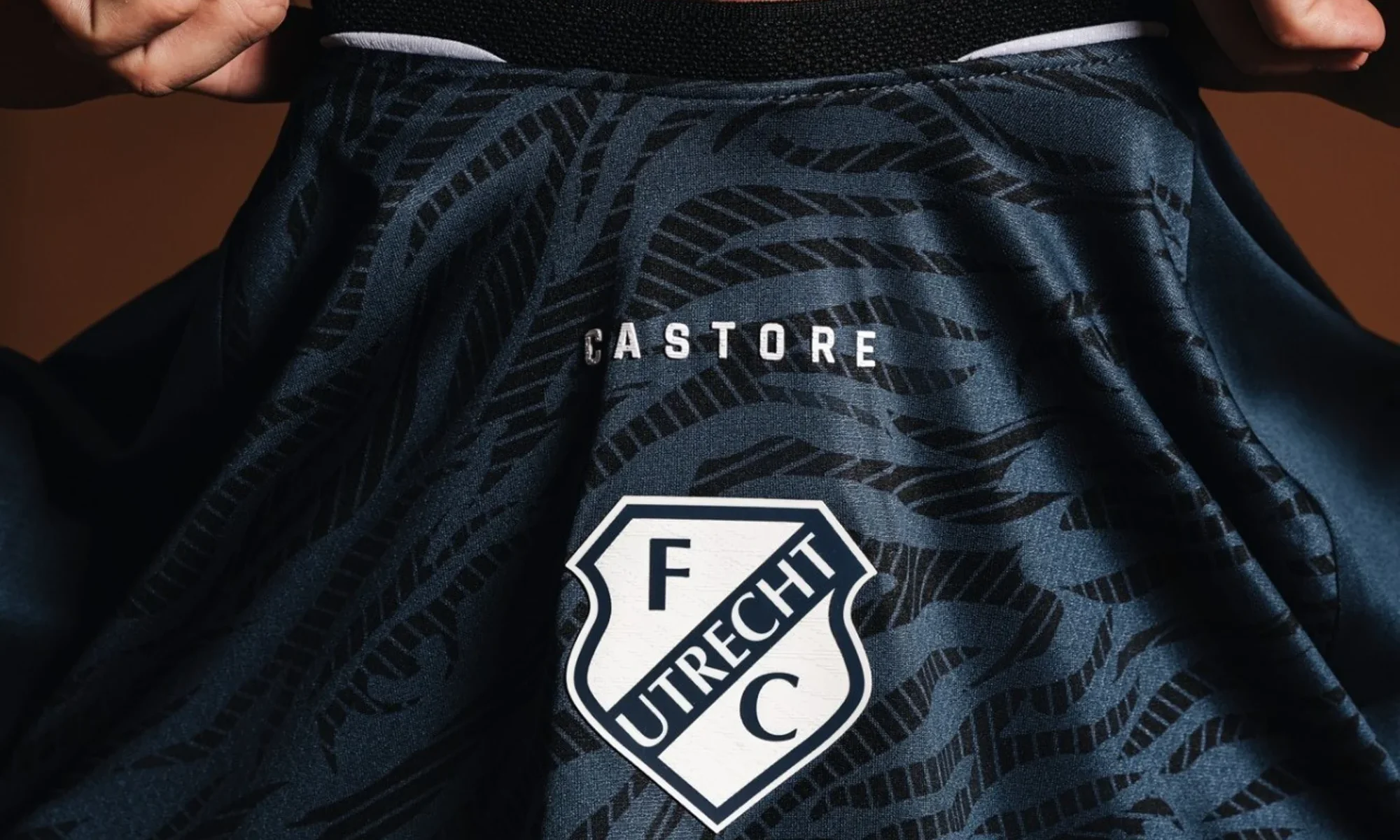 El FC Utrecht viaja a los años 90, al tigre y al grafiti en sus camisetas 2026-2027