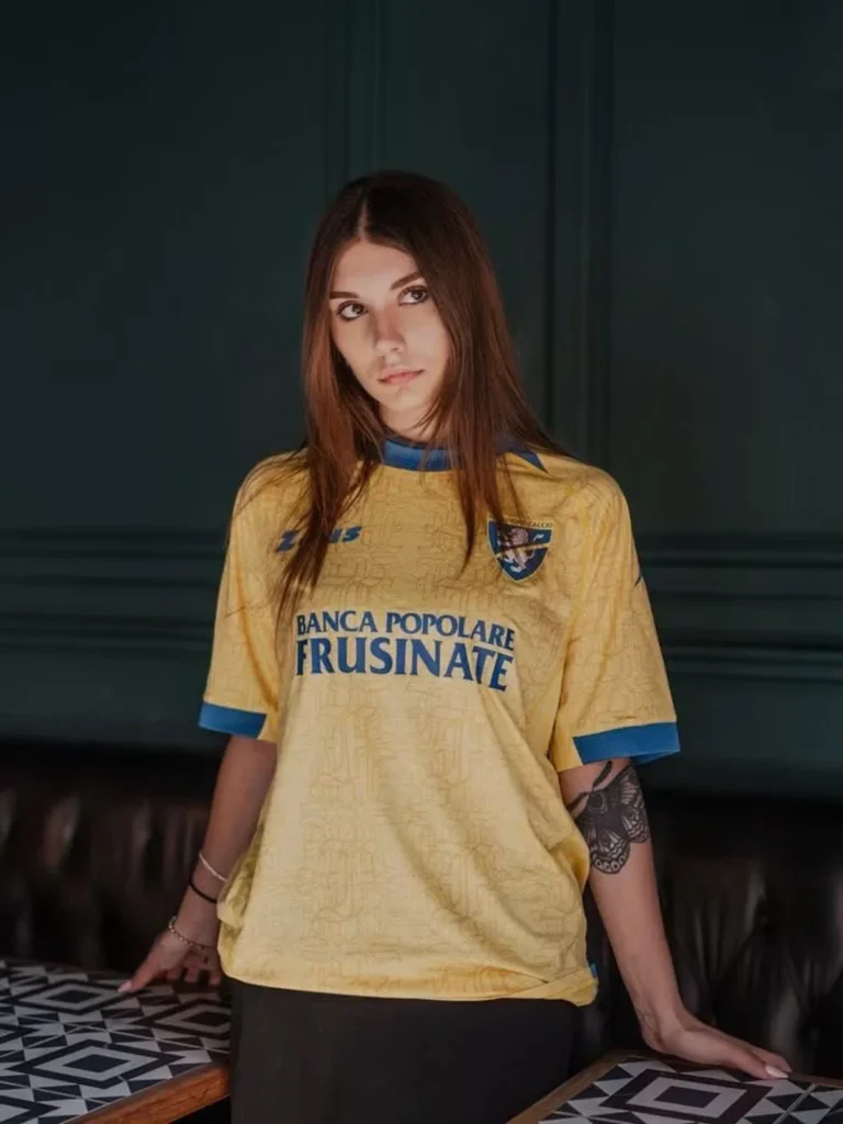 El Frosinone Calcio presenta sus camisetas 2026-2027 de la mano de Zeus