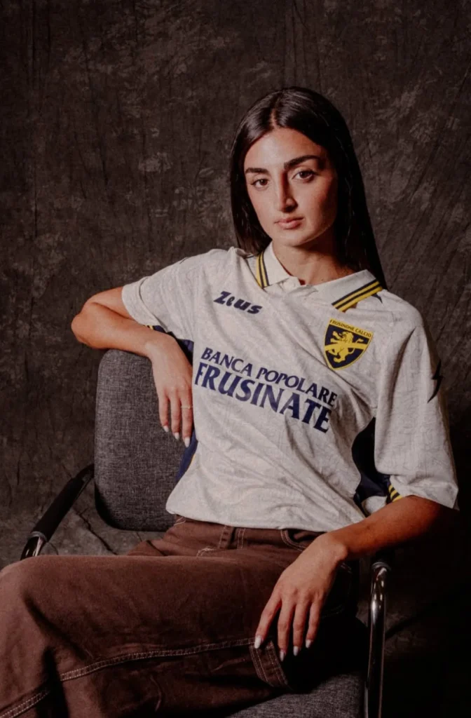 El Frosinone Calcio presenta sus camisetas 2026-2027 de la mano de Zeus