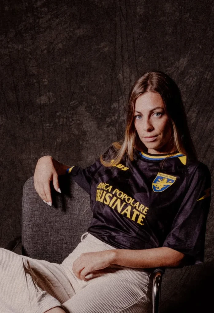 El Frosinone Calcio presenta sus camisetas 2026-2027 de la mano de Zeus