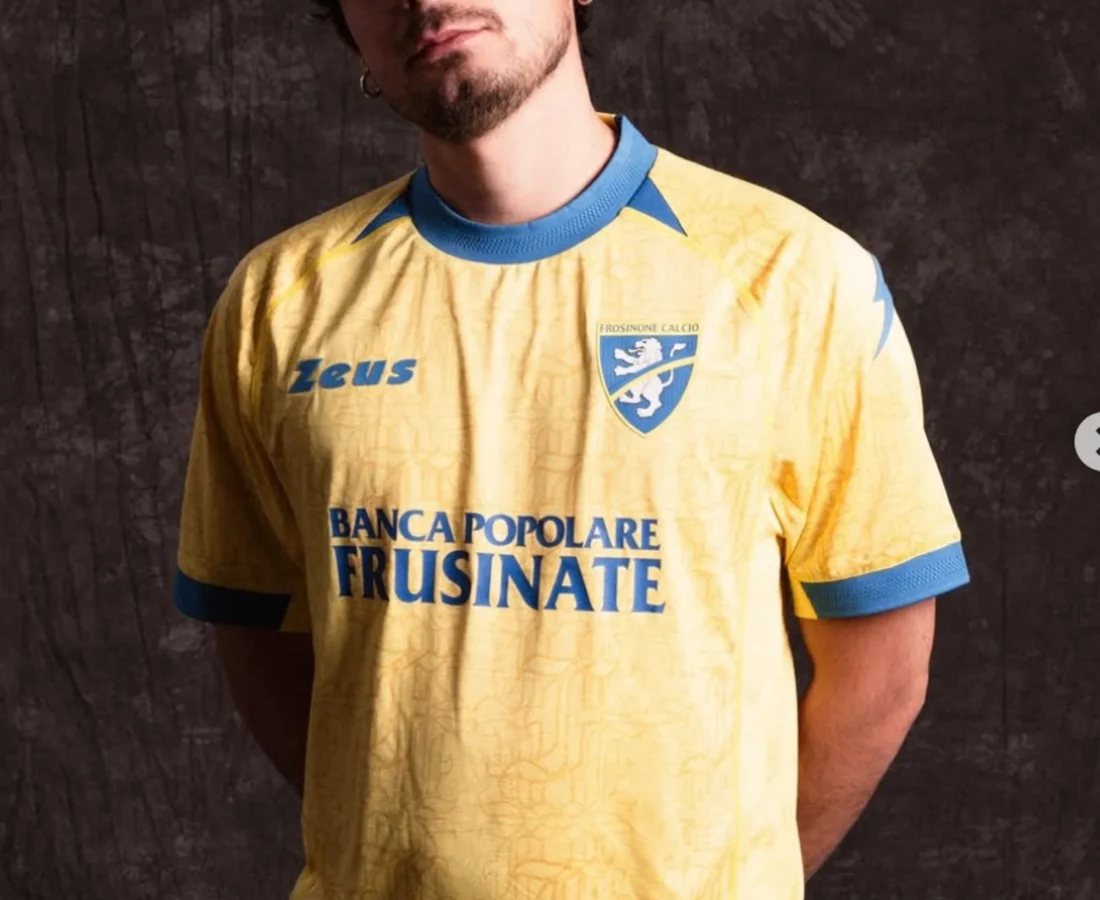 El Frosinone Calcio presenta sus camisetas 2026-2027 de la mano de Zeus