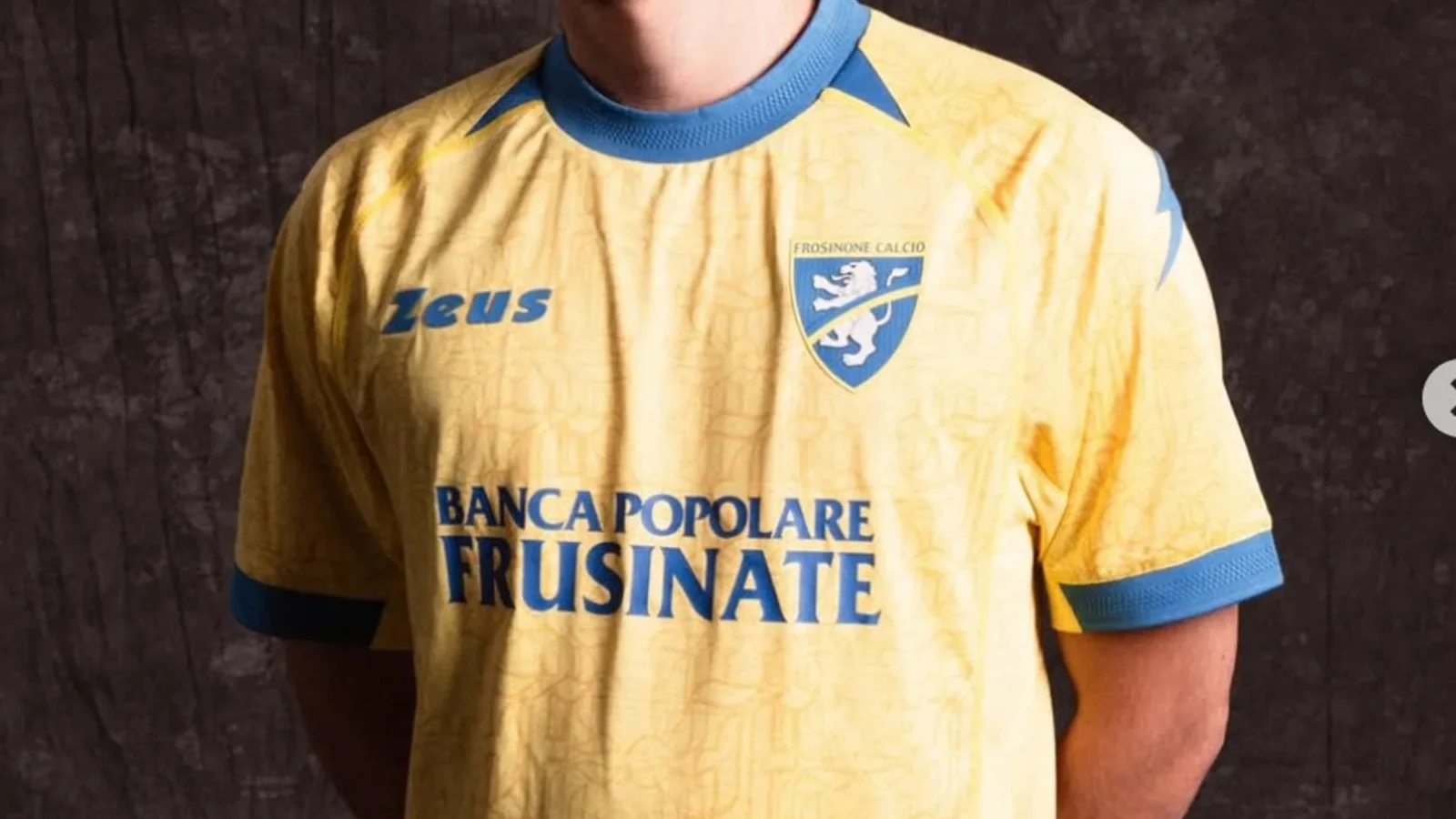 El Frosinone Calcio presenta sus camisetas 2026-2027 de la mano de Zeus
