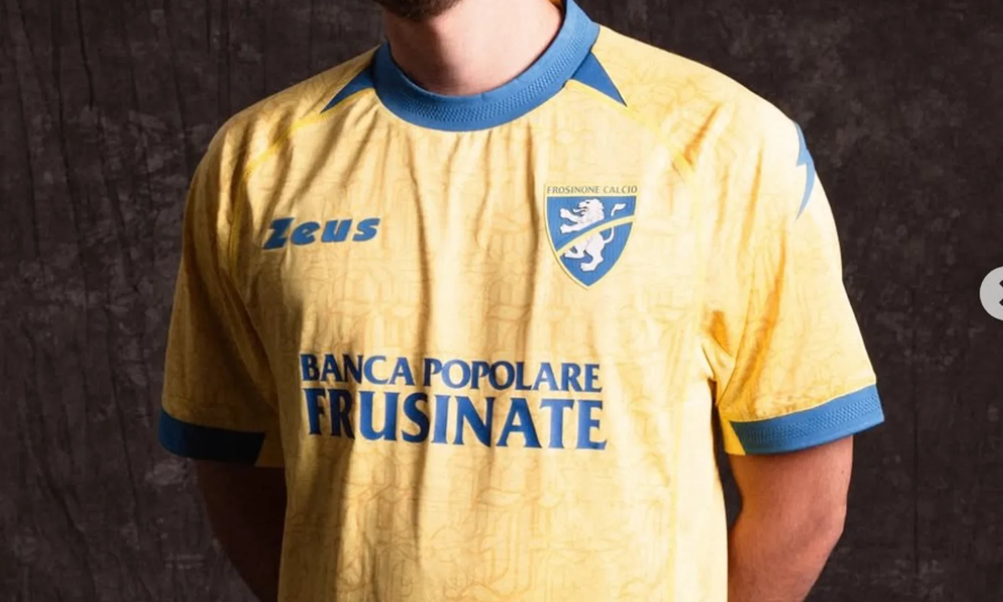 El Frosinone Calcio presenta sus camisetas 2026-2027 de la mano de Zeus