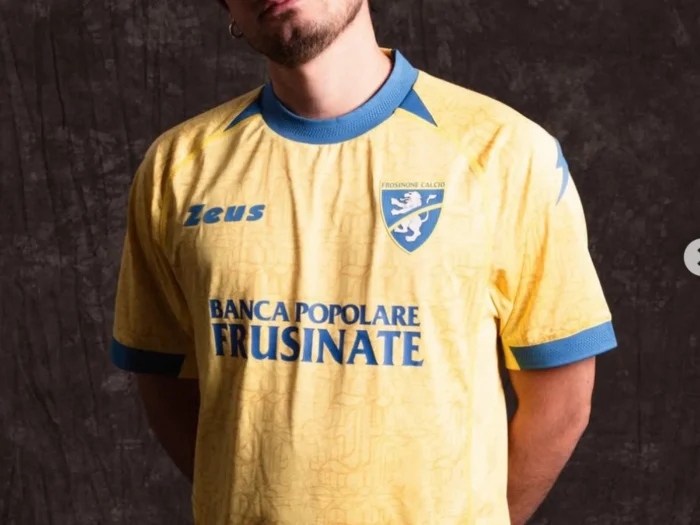 El Frosinone Calcio presenta sus camisetas 2026-2027 de la mano de Zeus