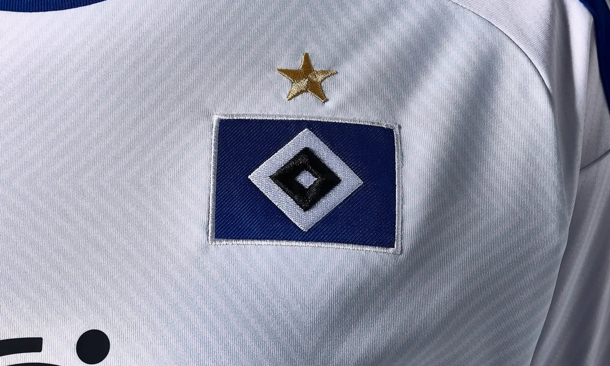 El Hamburger SV rinde homenaje al Volksparkstadion y a los años 80 en sus camisetas 2026-2027