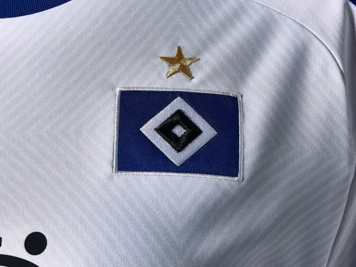 El Hamburger SV rinde homenaje al Volksparkstadion y a los años 80 en sus camisetas 2026-2027