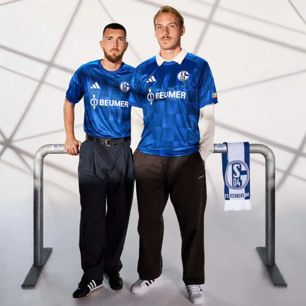 El Schalke 04 celebra los 25 años del VELTINS-Arena en sus camisetas 2026-2027