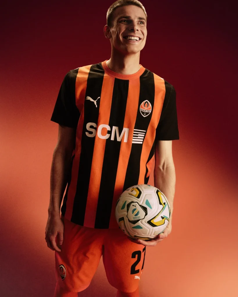 El Shakhtar Donetsk celebra sus 90 años con tres camisetas cargadas de historia