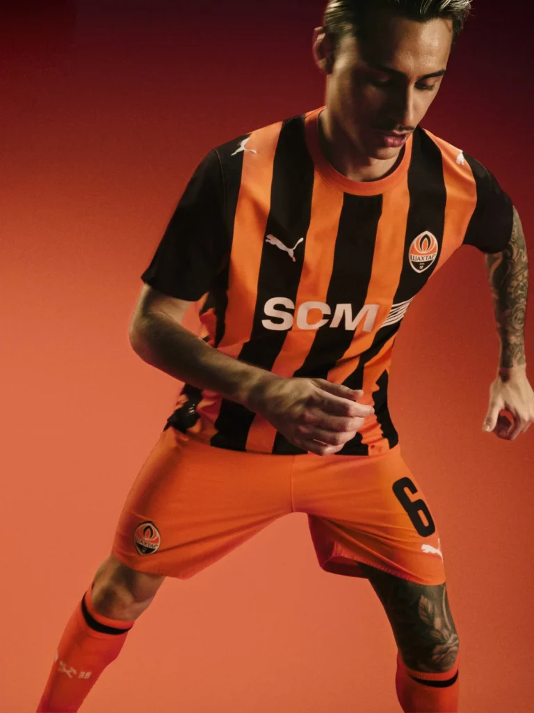El Shakhtar Donetsk celebra sus 90 años con tres camisetas cargadas de historia