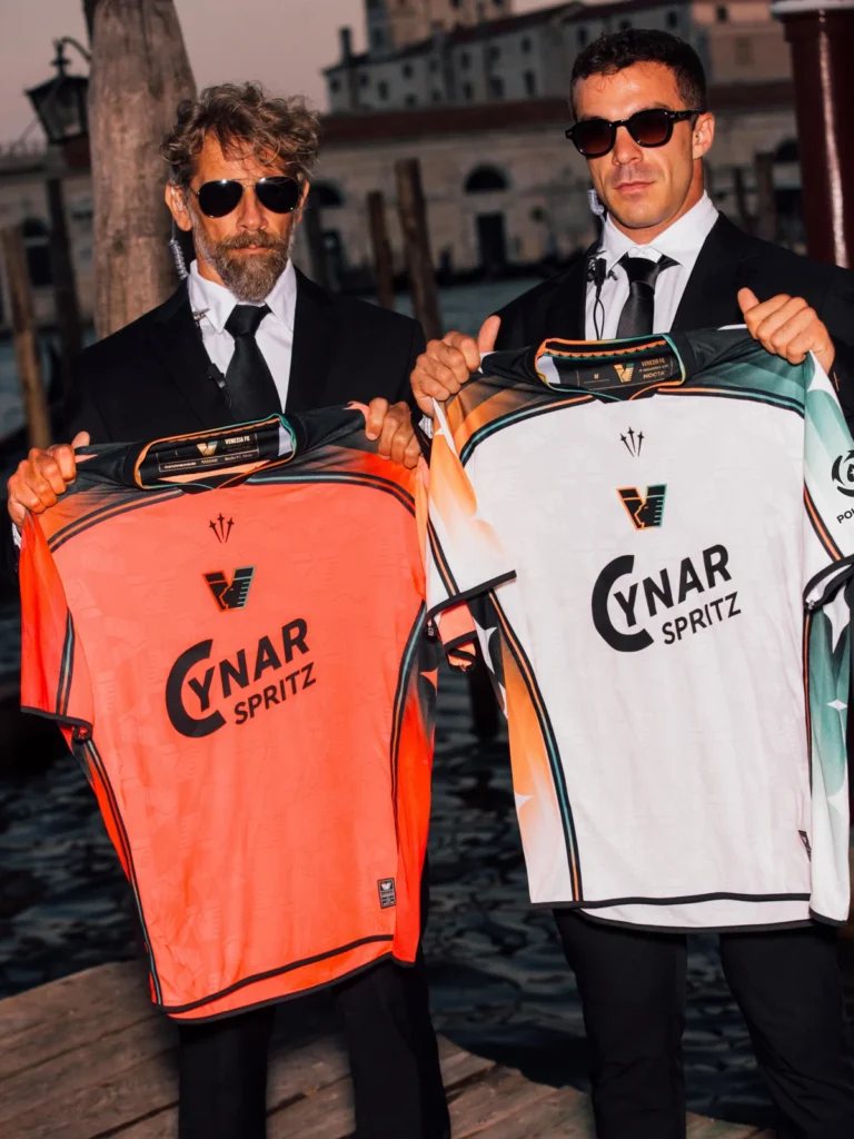 El Venezia FC rinde homenaje a sus colores y a los puentes de la ciudad en sus camisetas 2026-2027